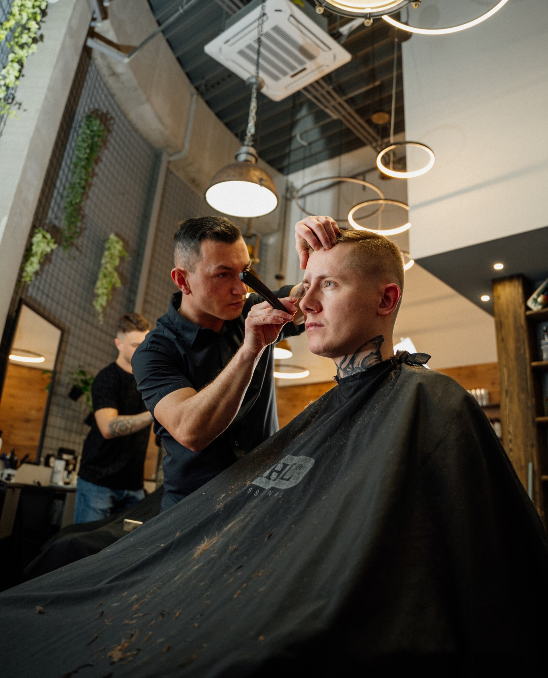 <p>Zatímco se pánové nechají hýčkat v barber shopu, dámy si mohou dopřát profesionální péči v kadeřnictví a všichni si odnést nový outfit, vše pod jednou střechou.</p>