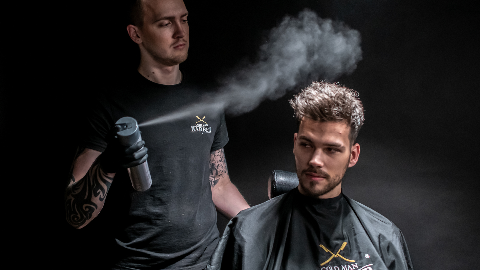 <p>Zatímco se pánové nechají hýčkat v barber shopu, dámy si mohou dopřát profesionální péči v kadeřnictví a všichni si odnést nový outfit, vše pod jednou střechou.</p>